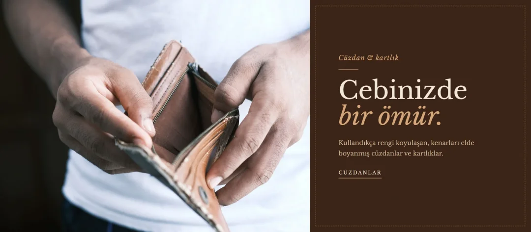Elinde deri cüzdan tutan kişi
